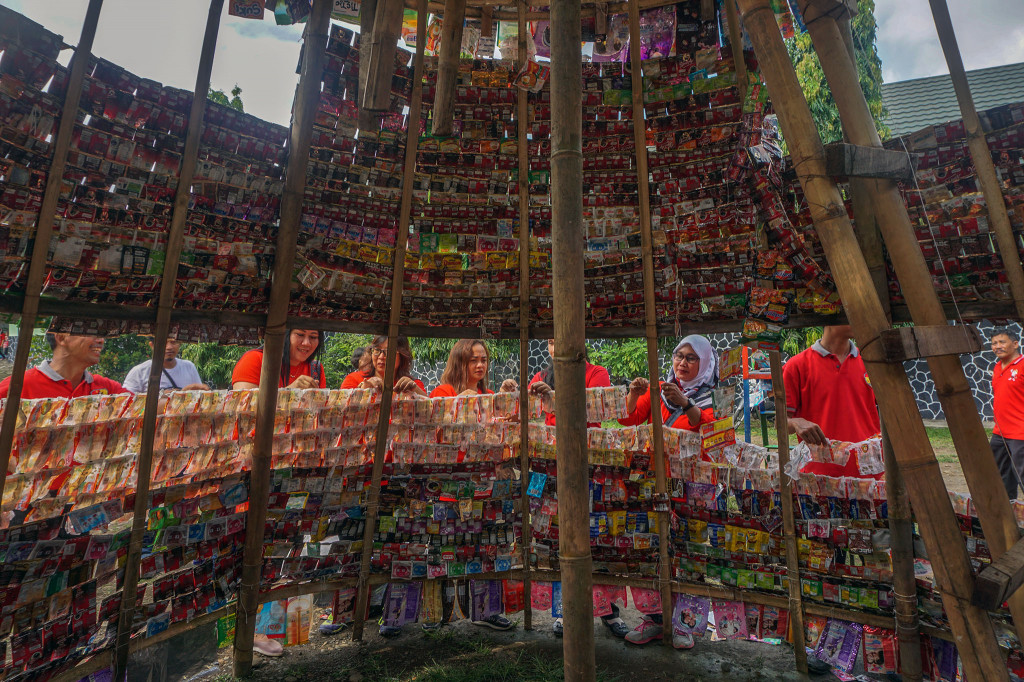 Pembuatan pohon natal menggunakan sampah plastik itu bertujuan mengajarkan anak untuk peduli terhadap lingkungan sejak dini.