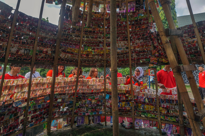 Pembuatan pohon natal menggunakan sampah plastik itu bertujuan mengajarkan anak untuk peduli terhadap lingkungan sejak dini.