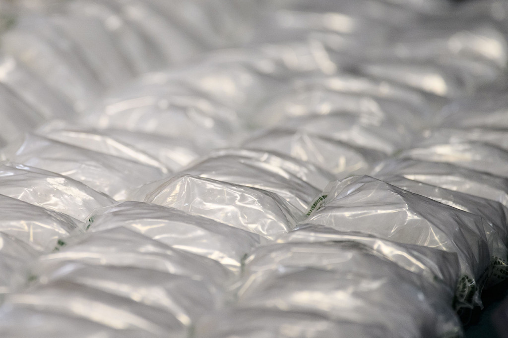 Petugas Bea Cukai Hong Kong mengungkapkan narkoba tersebut ditemukan berasal dari Meksiko dan penerima pesanan pengiriman adalah perusahaan produk bayi internasional. Hanya ada nama dan alamat perusahaan tetapi tidak ada informasi kontak pada catatan pengiriman.