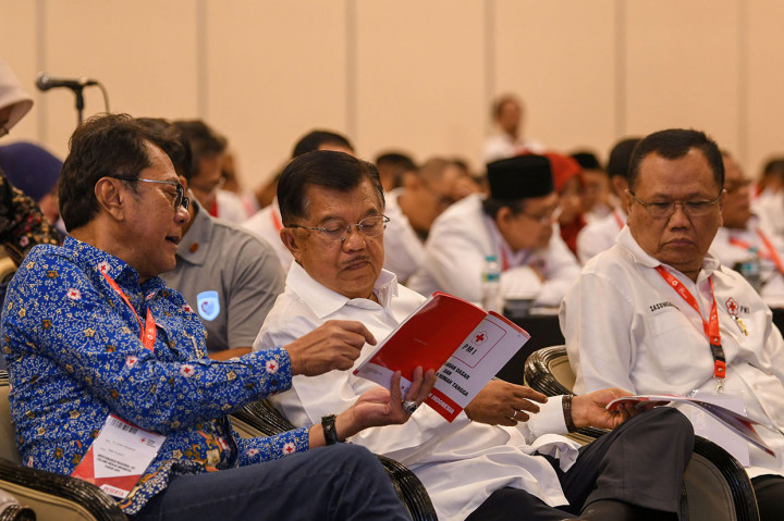 Mantan Wakil Presiden, yang juga Ketua Umum Palang Merah Indonesia (PMI) Jusuf Kalla (tengah) berbincang dengan Wakil Bendahara PMI Pusat Dwi Hartanto (kiri) disaksikan Ketua Bidang Pengembangan dan Organisasi Sasongko (kanan) saat Musyawarah Nasional XXI PMI, di Jakarta.
