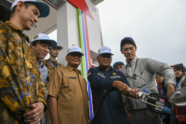 Sekjen Kementerian ESDM Ego Syahrial (kedua kiri) didampingi Asisten Daerah II Kabupaten Karawang Ahmad Hidayat (tengah), First Secretary Kedutaan Besar Jepang untuk Indonesia Nakayama Fumihiro (kedua kiri) dan Executive Director New Energy and Industrial Technology Development Organization (NEDO) Jepang Izuru Kobayashi (kanan) mengisi bahan bakar gas ke dalam kendaraan saat peresmian Stasiun Bahan Bakar Gas (SPBG) Karawang International Industrial City (KIIC), Karawang, Jawa Barat.