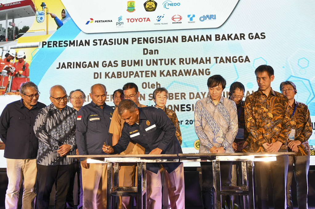 Kementerian ESDM bekerja sama dengan NEDO Jepang membangun tiga SPBG yaitu SPBG di KIIC Karawang, Jawa Barat, SPBG di Jalan Abdul Muis Jakarta dan SPBG di Jalan Sudirman Kota Tangerang. Selain itu, peminjaman kendaraan CNG untuk user monitoring sebanyak 10 unit mobil sedan kepada Kementerian ESDM dan PT Pertamina (Persero) serta 18 unit truk untuk supply di Kawasan Industri Karawang.