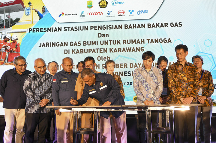 Kementerian ESDM bekerja sama dengan NEDO Jepang membangun tiga SPBG yaitu SPBG di KIIC Karawang, Jawa Barat, SPBG di Jalan Abdul Muis Jakarta dan SPBG di Jalan Sudirman Kota Tangerang. Selain itu, peminjaman kendaraan CNG untuk user monitoring sebanyak 10 unit mobil sedan kepada Kementerian ESDM dan PT Pertamina (Persero) serta 18 unit truk untuk supply di Kawasan Industri Karawang.