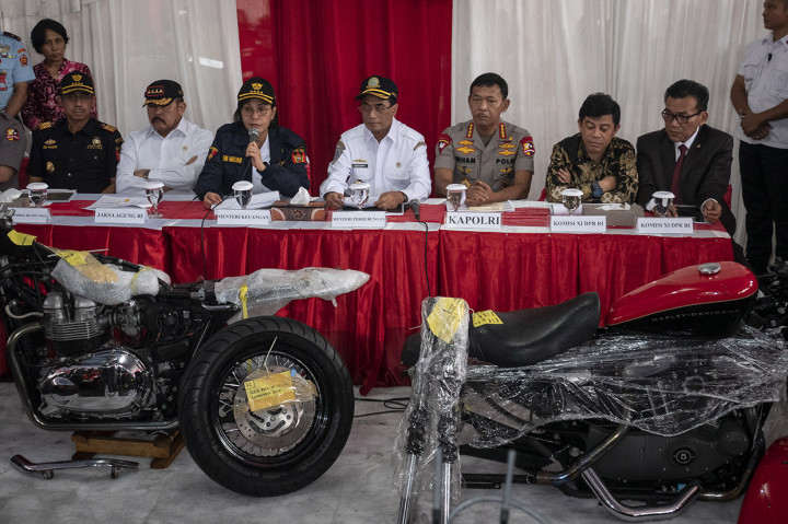 Dirjen Bea dan Cukai Heru Pambudi, Jaksa Agung Sanitiar Burhanuddin, Menteri Keuangan Sri Mulyani Indrawati, Menteri Perhubungan Budi Karya Sumadi, Kapolri Jenderal Pol Idham Azis serta Anggota Komisi XI DPR Soepriyatno dan Mustofa menyampaikan keterangan pers saat rilis penyelundupan mobil dan motor mewah di Terminal Peti Kemas Tanjung Priok, Jakarta.