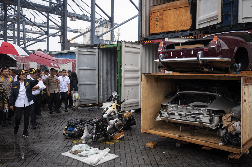 Menteri Keuangan Sri Mulyani Indrawati (kedua kiri) didampingi Kapolri Jenderal Pol Idham Azis (kiri) dan Menteri Perhubungan Budi Karya Sumadi (ketiga kiri) meninjau mobil dan motor mewah selundupan di Terminal Peti Kemas Tanjung Priok, Jakarta.