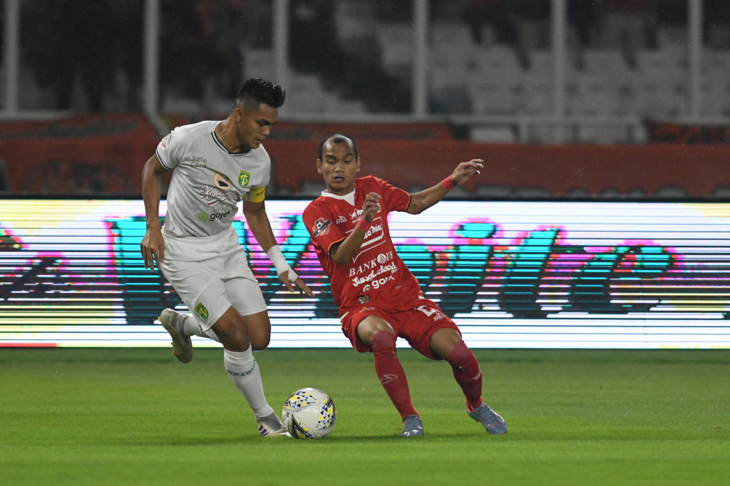 Persebaya Surabaya mengalahkan Persija Jakarta 2-1 dalam Liga 1 Indonesia 2019.