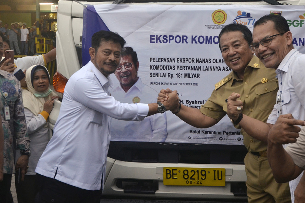 Menteri Pertanian Syahrul Yasi Limpo (kanan) berjabat tangan dengan Gubernur Lampung Arinal Djunaidi (kedua kanan) usai melepas produk komoditas ekspor di PT Great Giant Pineapple (GGP) Lampung Tengah, Lampung.
