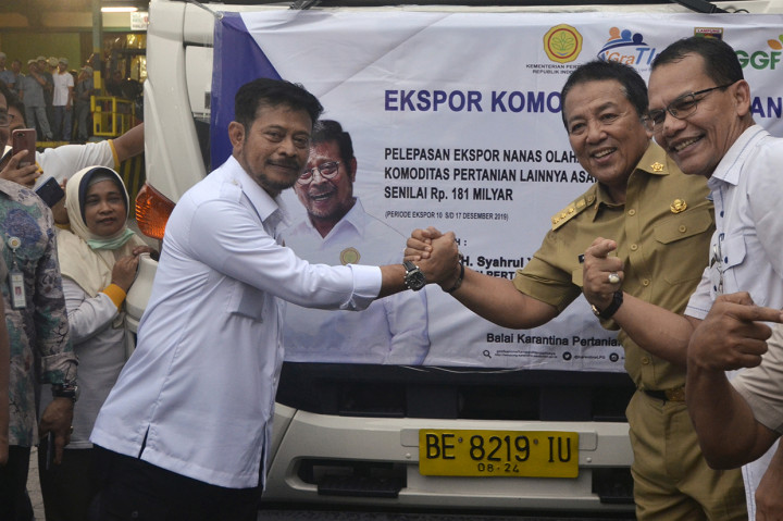 Menteri Pertanian Syahrul Yasi Limpo (kanan) berjabat tangan dengan Gubernur Lampung Arinal Djunaidi (kedua kanan) usai melepas produk komoditas ekspor di PT Great Giant Pineapple (GGP) Lampung Tengah, Lampung.