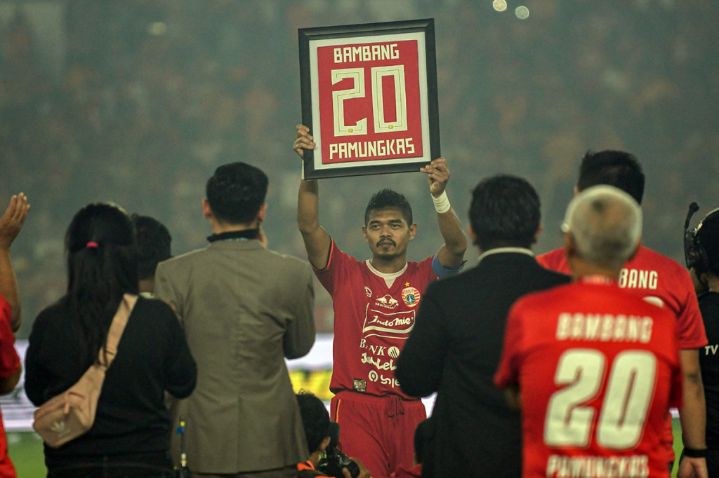 Pesepak bola Persija Jakarta Bambang Pamungkas (tengah) mengangkat kostum miliknya yang dibingkai usai laga melawan Persebaya Surabaya dalam lanjutan Liga 1 di Stadion Utama Gelora Bung Karno (GBK), Jakarta, Selasa, 17 Desember 2019. 