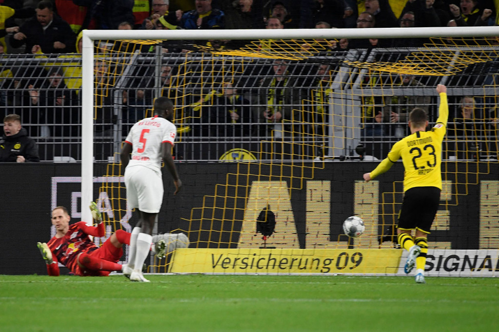 Menguasai jalannya pertandingan, tuan rumah akhirnya berhasil menjebol gawang tim tamu pada menit ke-23 lewat Julian Weigl.