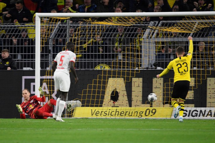 Menguasai jalannya pertandingan, tuan rumah akhirnya berhasil menjebol gawang tim tamu pada menit ke-23 lewat Julian Weigl.