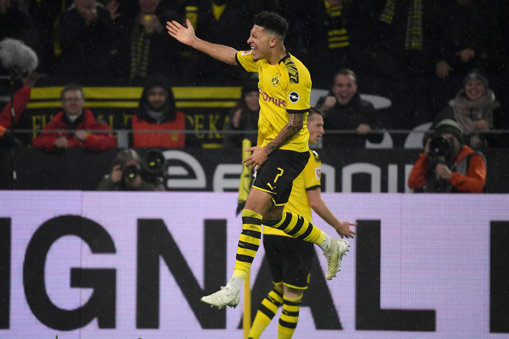 Dua menit kemudian Dortmund kembali unggul lewat Jadon Sancho.