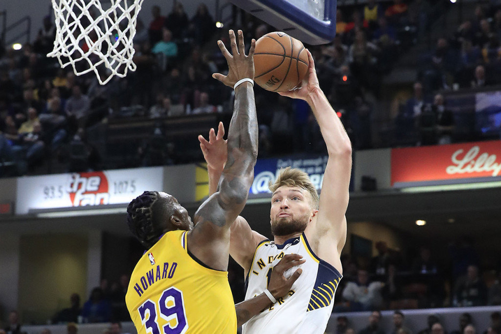 Domantas Sabonis mencoba memasukkan bola dihadang Dwight Howard pada laga NBA antara Indiana Pacers melawan LA Lakers di Indianapolis, Indiana, Rabu, 18 Desember 2019 WIB.