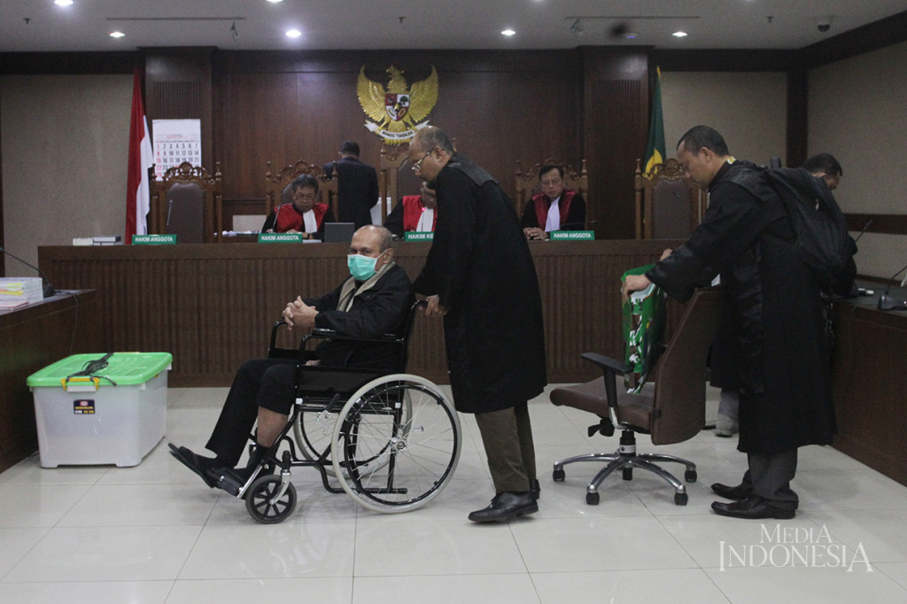 Majelis Hakim Pengadilan Negeri Jakarta Pusat menunda sidang pembacaan nota keberatan atau eksepsi terdakwa kasus kepemilikan senjata api Mayjen (Purn) Kivlan Zen.