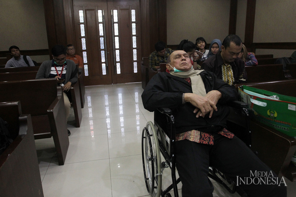 Kivlan menggunakan kursi roda dan sering batuk sepanjang persidangan. Menurutnya, batuk itu karena pengobatan fisioterapi yang sedang dijalani.