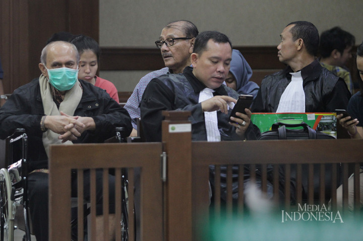 Kivlan Zen didakwa atas kepemilikan senjata api (senpi) ilegal dan peluru tajam. Senpi dan peluru dibeli dari sejumlah orang tanpa dilengkapi surat.