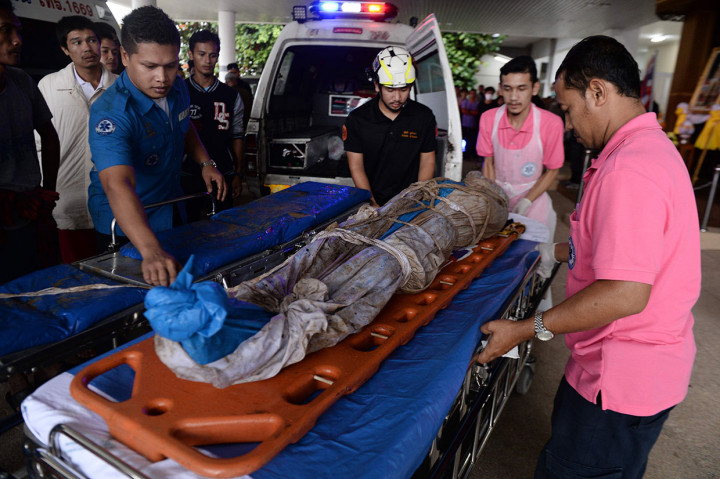 Jenazah tiga warga sipil yang ditembak oleh pasukan keamanan di Gunung Tawae, Distrik Ra-ngae, Provinsi Narathiwat, dibawa ke rumah sakit, Selasa, 17 Desember 2019.