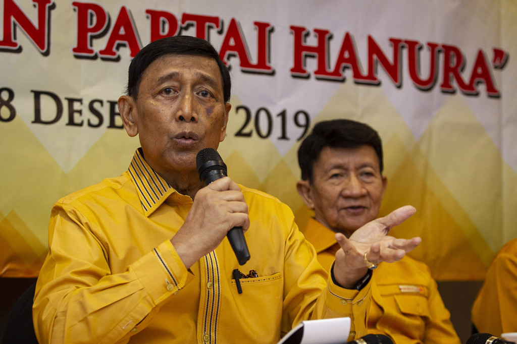 Wiranto menyatakan mundur dari jabatan Ketua Dewan Pembina Partai Hanura. Alasannya karena dia menduduki posisi sebagai Ketua Dewan Pertimbangan Presiden (Wantimpres).