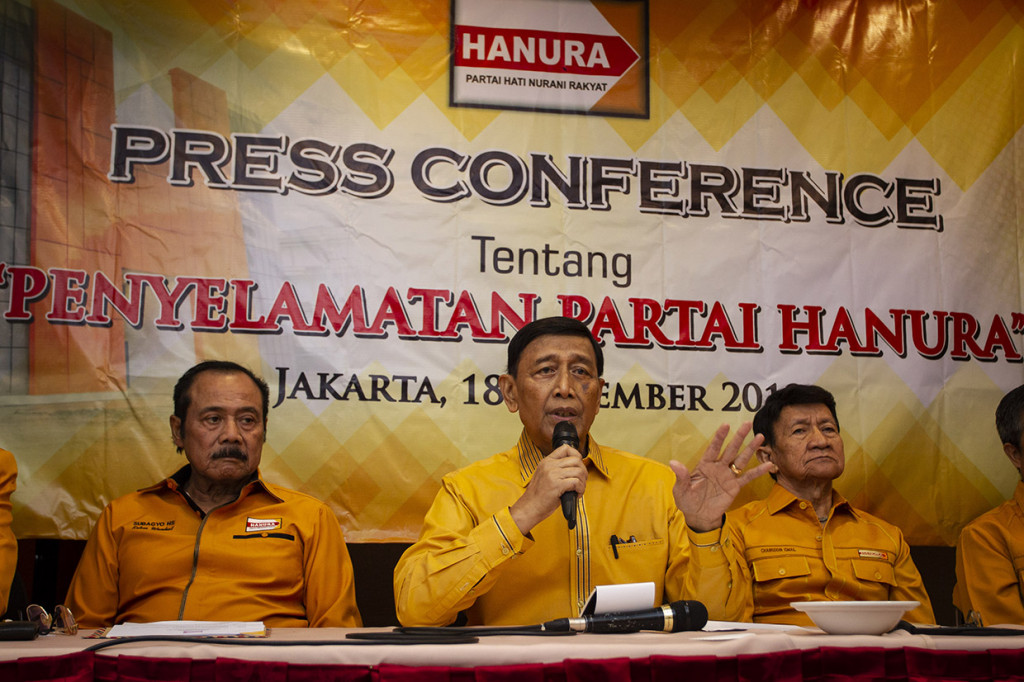 Secara tegas Wiranto mengatakan dirinya mundur bukan karena desakan siapapun. Dia pun mengatakan mundur bukan karena dipecat.