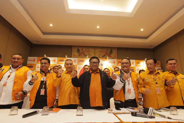 Ketua Umum Partai Hanura, Oesman Sapta Odang (OSO), didampingi jajaran pengurus Hanura saling berpegang tangan usai memberikan keterangan hasil Musyawarah Nasional (Munas) III Partai Hanura di Jakarta. Musyawarah Nasional (Munas) III Partai Hanura memutuskan Oesman Sapta Odang (OSO) untuk kembali pimpin Hanura.