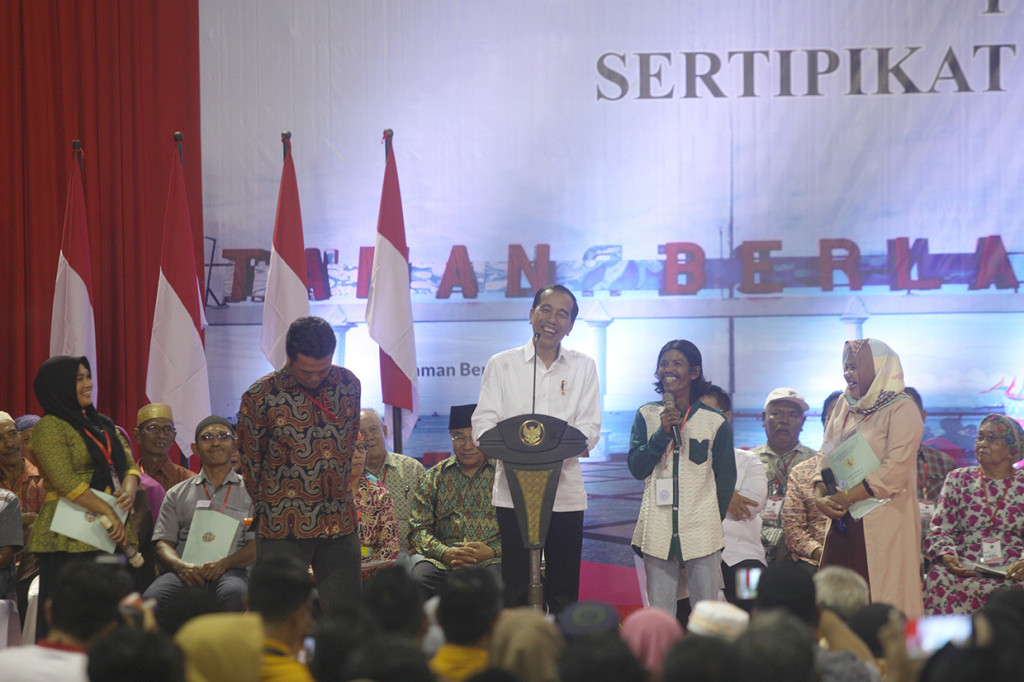 Presiden Joko Widodo (tengah) berdialog dengan warga penerima sertifikat tanah gratis di Lapangan Tenis Indoor Telaga Keramat, Tarakan, Kalimantan Utara.