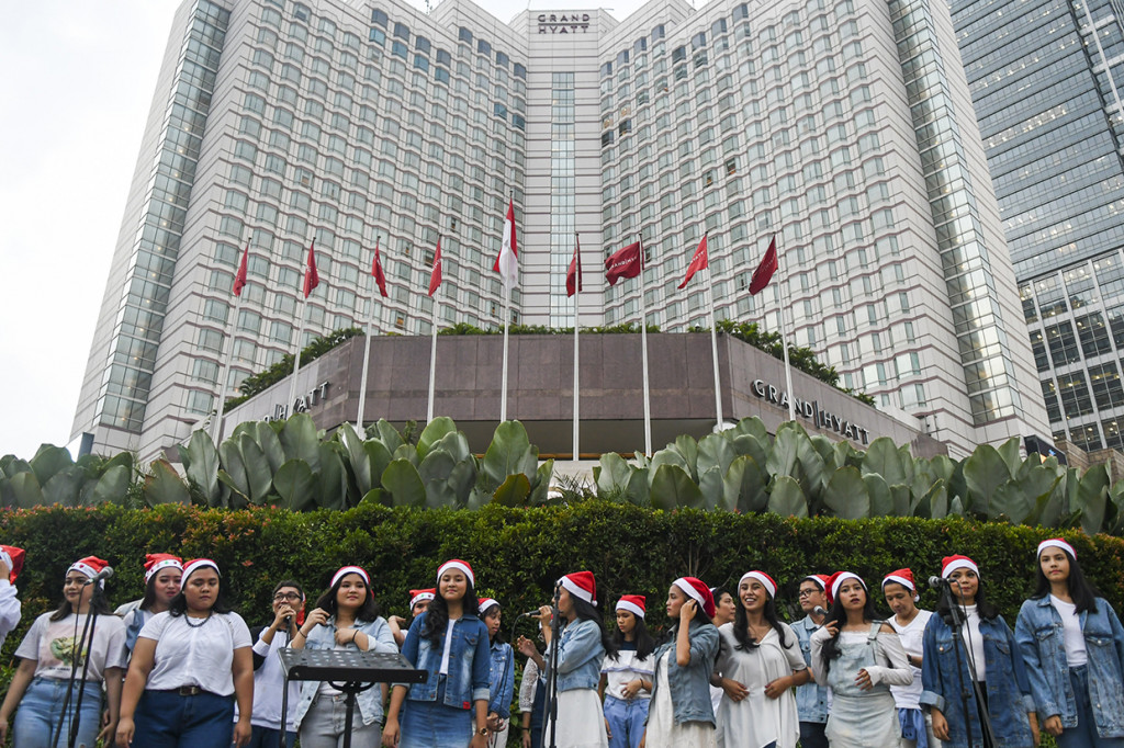 Kelompok paduan suara lagu natal atau Christmas Carol tampil dalam perayaan Hari Natal secara terbuka di Jalur pedestrian kawasan Bunderan Hotel Indonesia, Jakarta.