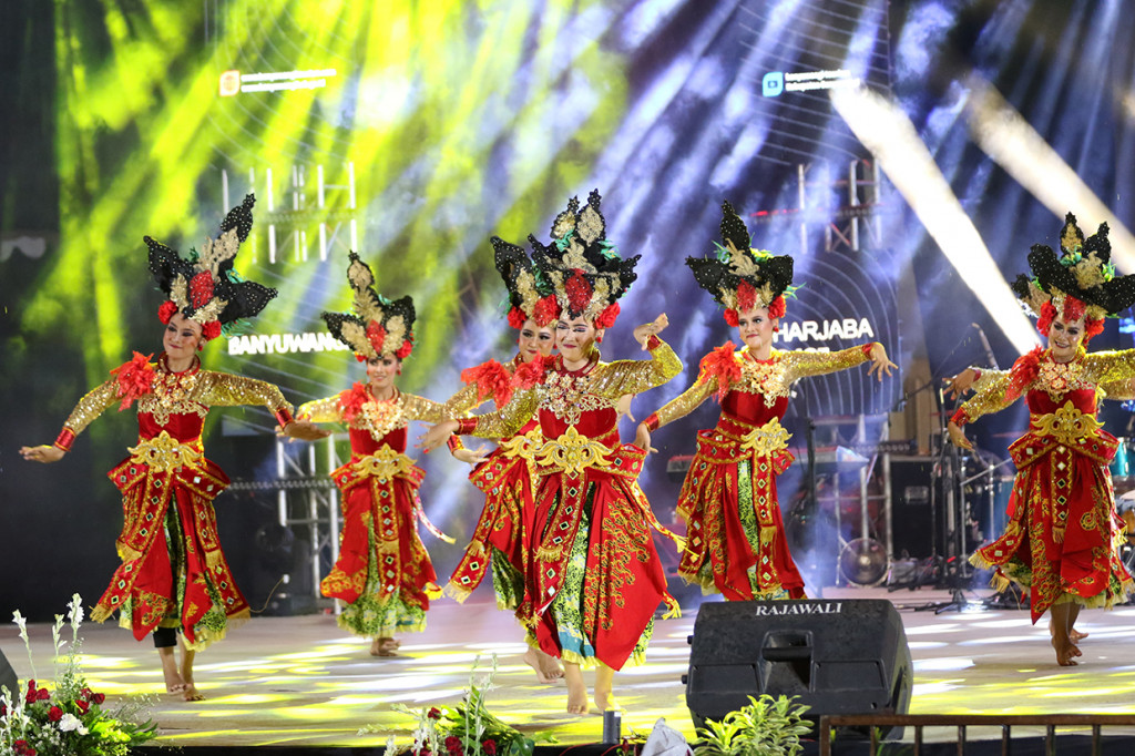 Berbagai pertunjukan kesenian lokal ditampilkan pada puncak acara tersebut. 
