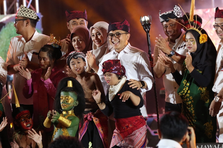 Bupati Banyuwangi Abdullah Azwar Anas (tengah) bersama penyandang disabilitas mementaskan teater pada gelaran acara Hari Jadi Banyuwangi yang ke-248 tahun di Banyuwangi, Jawa Timur.