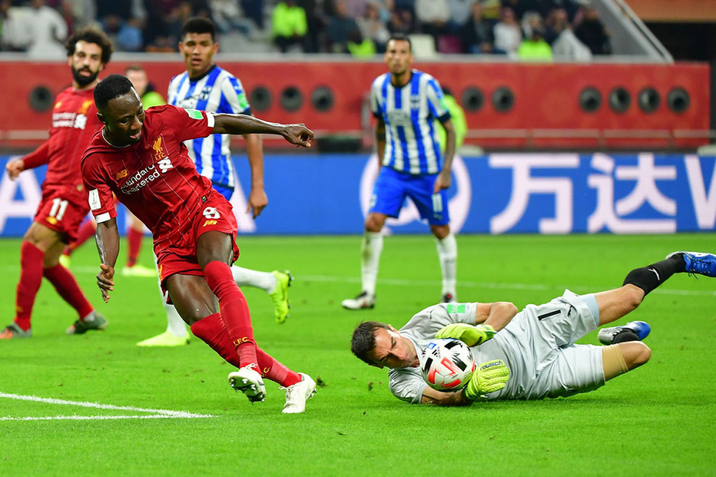 Liverpool menguasai jalannya laga sejak awal pertandingan. Beberapa peluang diciptakan pasukan Juergen Klopp.