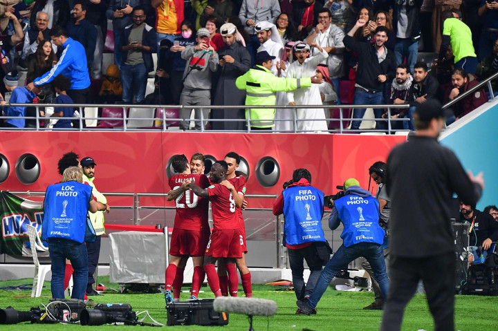 Gol Firmino sontak disambut gembira rekan-rekan setimnya.