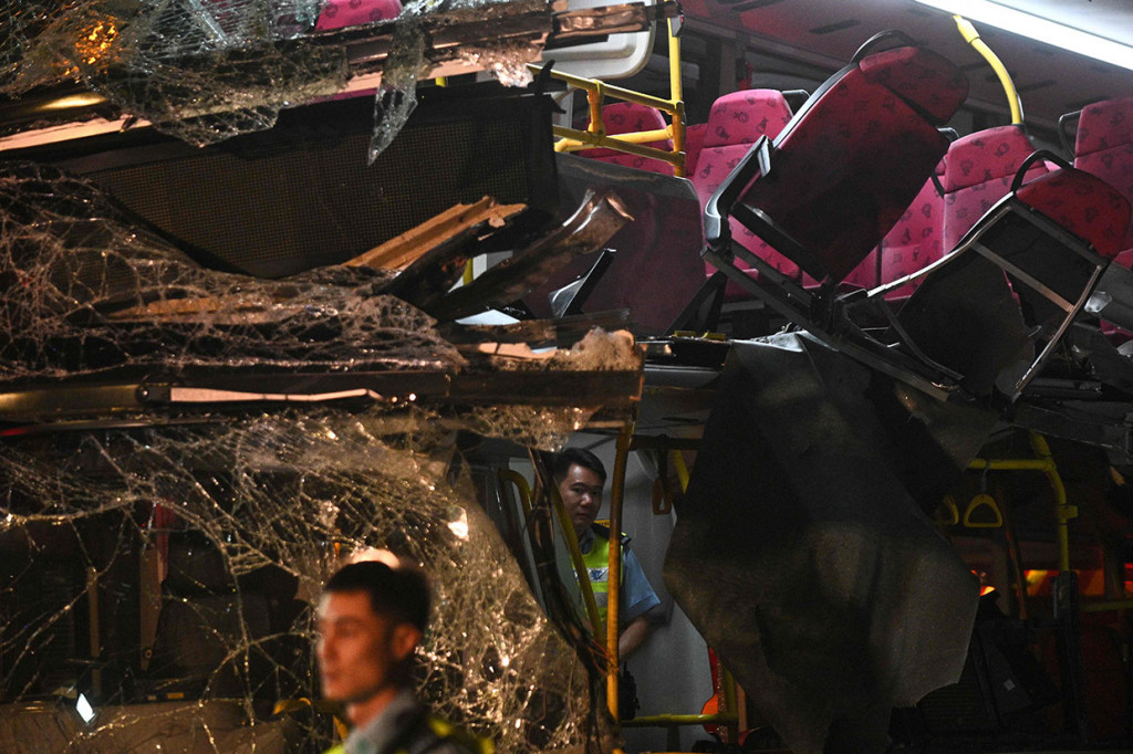 Petugas tengah menyelidiki penyebab kecelakaan tersebut.