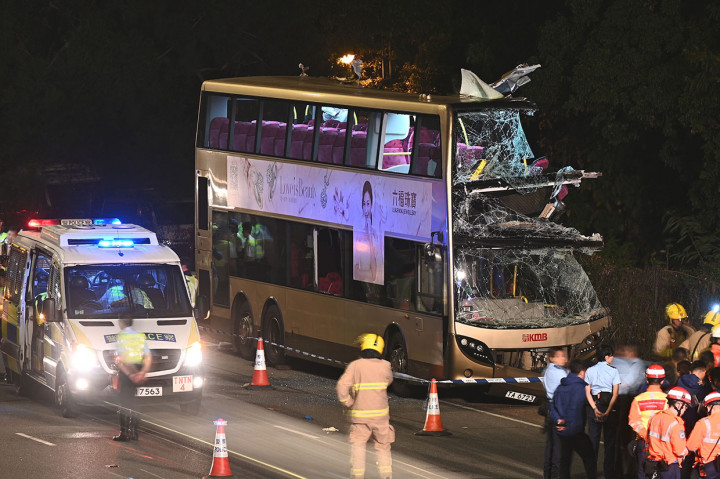 Petugas pemadam kebakaran, tim medis, dan polisi berkumpul di dekat bus tingkat yang mengalami kecelakaan di Kwu Tung, Hong Kong, Rabu, 18 Desember 2019 malam.