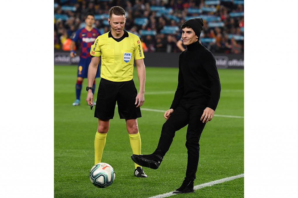 Laga El Clasico di Camp Nou didahului dengan sepakan bola pertama oleh pembalap MotoGP Marc Marquez.