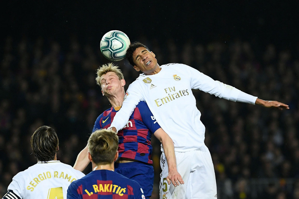 Jual beli serangan terjadi sejak awal pertandingan. Barcelona lebih banyak menguasai pertandingan, namun mampu diredam barisan pertahanan Real madrid.