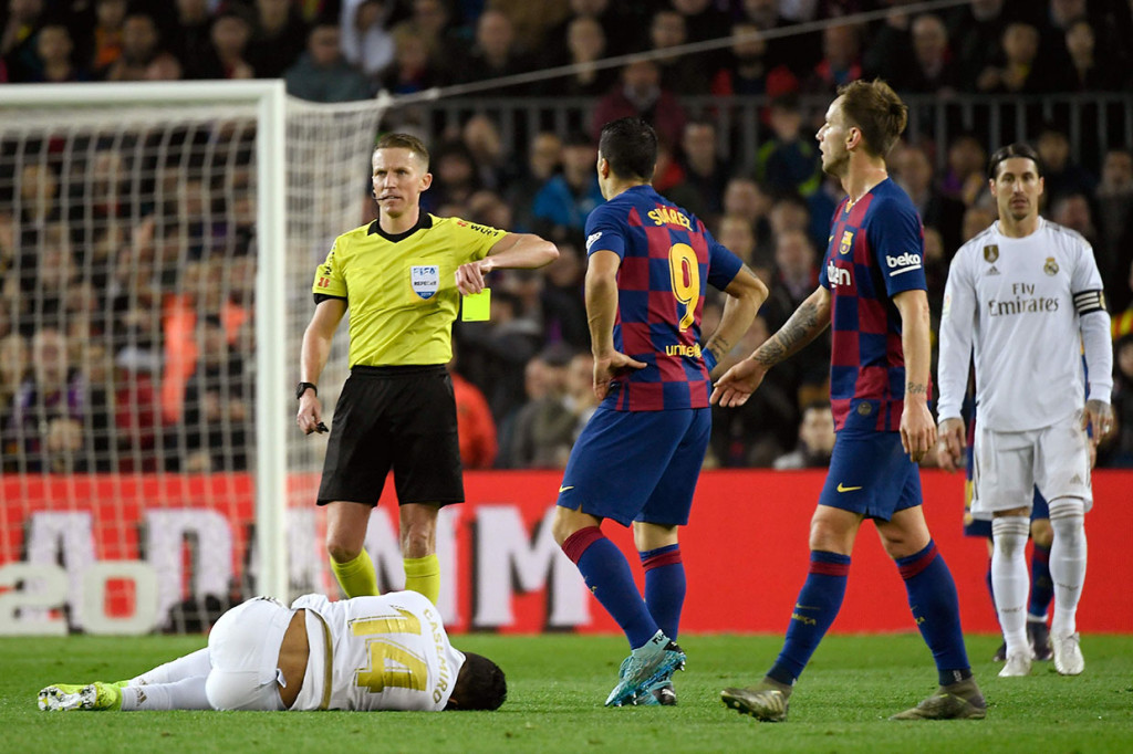 Laga kedua tim berjalan panas dan wasit harus mengeluarkan delapan kartu kuning. Salah satunya Luis Suarez karena melakukan pelanggaran terhadap Casemiro.