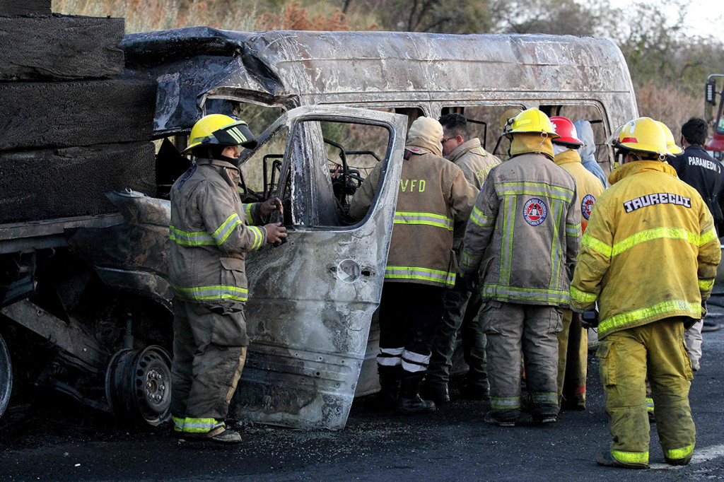 Sedikitnya 14 orang tewas dan belasan lainnya luka-luka setelah sebuah mini bus yang membawa keluarga menabrak truk bermuatan kayu kemudian terbakar di jalan raya Lagos de Moreno, di Zapotlanejo, Jalisco State, Meksiko, Rabu, 18 Desember 2019 waktu setempat.