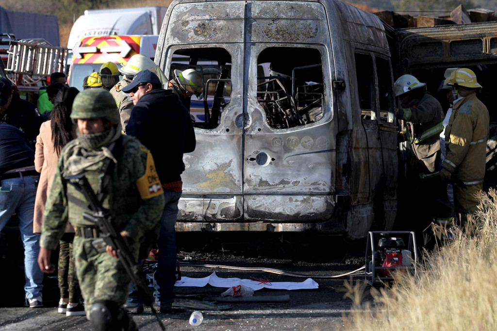 Korban tewas kebanyakan karena terjebak di dalam mini bus yang terbakar setelah menabrak truk bermuatan kayu. Para pejabat mengatakan truk itu berhenti di sisi jalan ketika bus mini menabraknya.