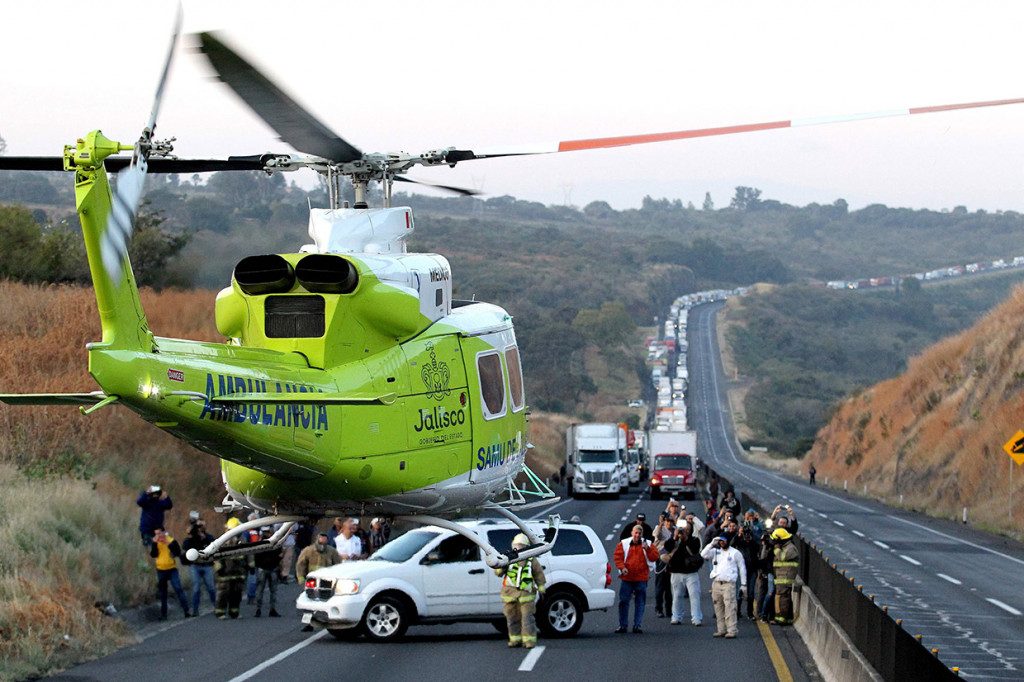 Selain korban tewas, 12 lainnya terluka dalam kecelakaan pada dini hari di negara bagian Jalisco bagian barat tersebut. Dua korban dalam kondisi serius dan diterbangkan ke rumah sakit di ibu kota negara bagian, Guadalajara.