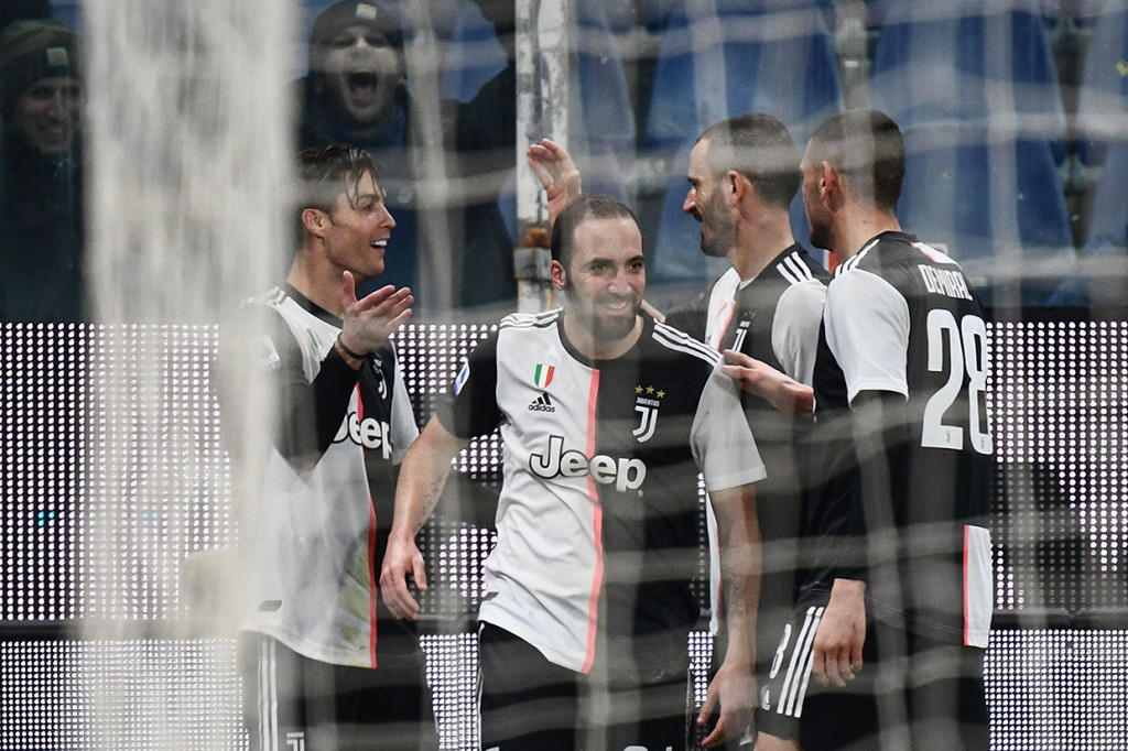 CR7 melakukan selebrasi bersama rekan-rekan setimnya.