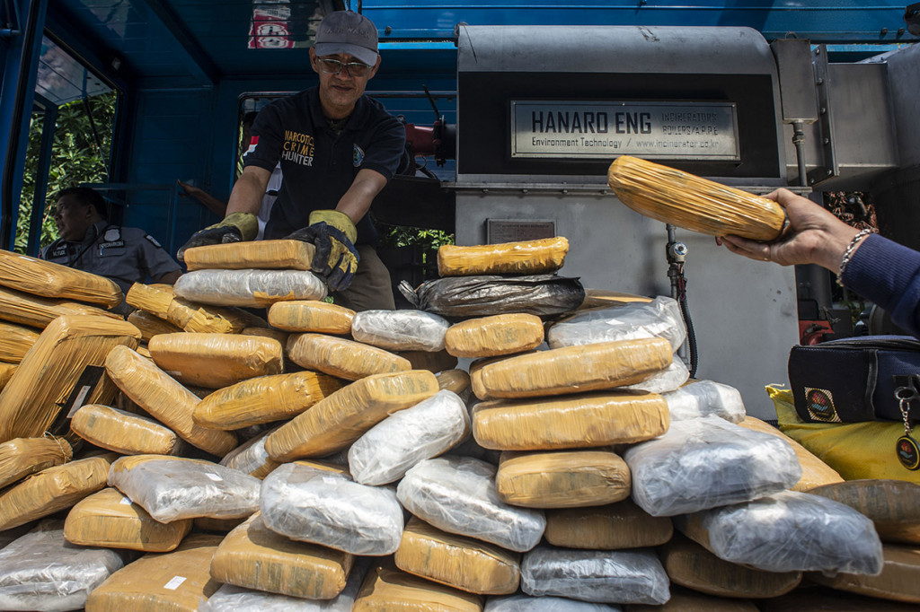 Polda Metro Jaya melakukan pemusnahan barang bukti berupa 42.055 botol minuman keras, 176 bilah sajam, 3.178 petasan, 62,61 kilogram sabu, 218,49 kilogram ganja, 4.613 butir ekstasi, dan 6.361 butir H-5.