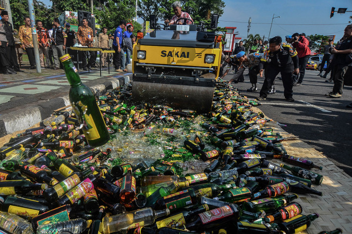 Polres Ciamis juga memusnahkan 3.552 botol miras dan 200 liter miras oplosan jenis Ciu untuk mencegah penyakit masyarakat jelang Natal dan perayaan Tahun Baru 2020.