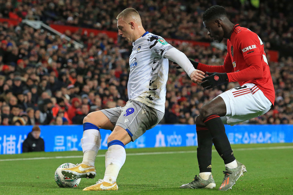 Para pemain Colchester juga tidak mau menyerah begitu saja. Mereka sesekali melakukan serangan balik. Tidak ada gol yang tercipta di babak pertama.