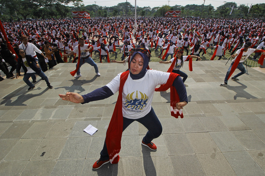 Peserta mengikuti 'flashmob' Tari Remo Milenial di halaman Kampus Universitas Negeri Surabaya (UNESA), Surabaya, Jawa Timur, Kamis, 19 Desember 2109.