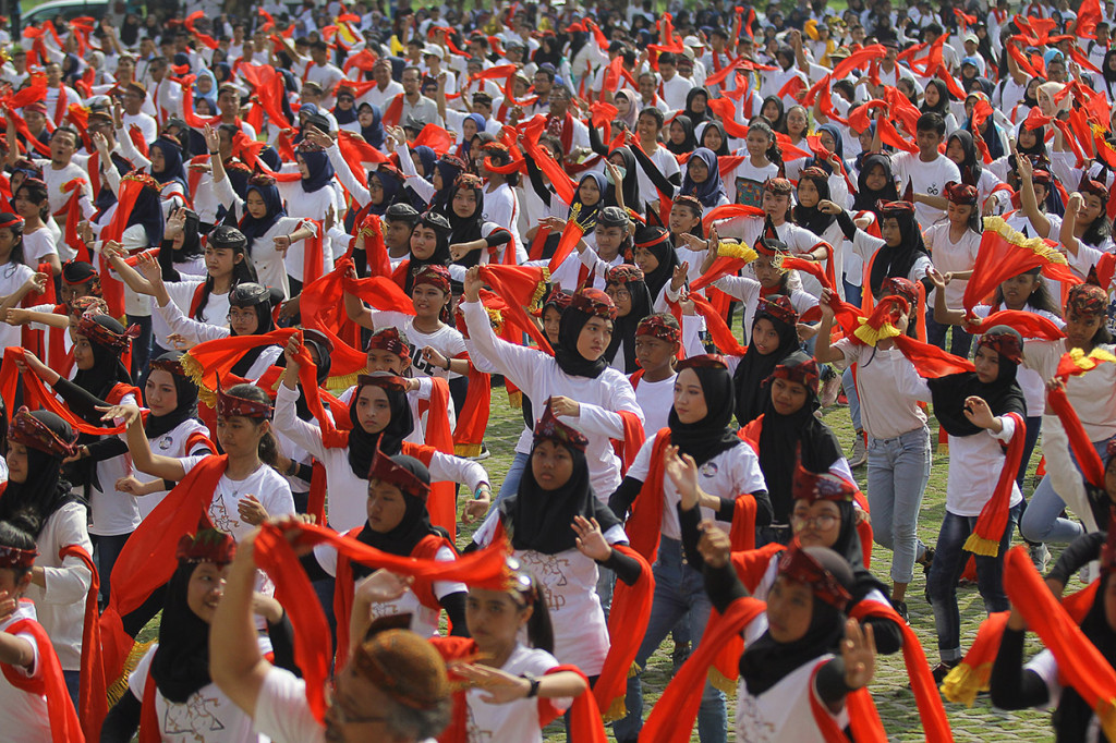 'Flashmob' Tari Remo yang diikuti 2.655 peserta dan merupakan rangkaian kegiatan memperingati Hari Jadi ke-55 Unesa tersebut tercatat dalam Museum Rekor Dunia Indonesia (Muri) dengan peserta terbanyak.
