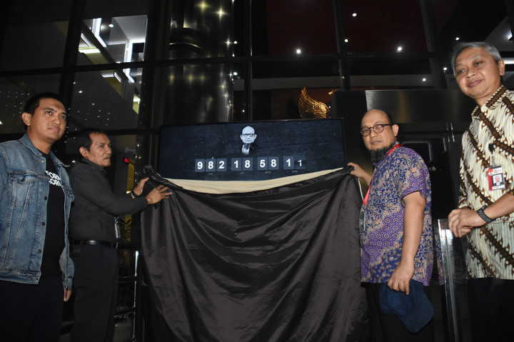 Wakil Ketua KPK Saut Situmorang (kedua kiri), penyidik senior Novel Baswedan (kedua kanan), ketua wadah pegawai Yudi Purnomo (kiri), dan penasihat KPK Sarwono Sutikno menyalakan kembali layar penghitung waktu peristiwa penyiraman air keras terhadap Novel Baswedan, di Lobi Gedung KPK, Jakarta, Kamis, 19 Desember 2019.