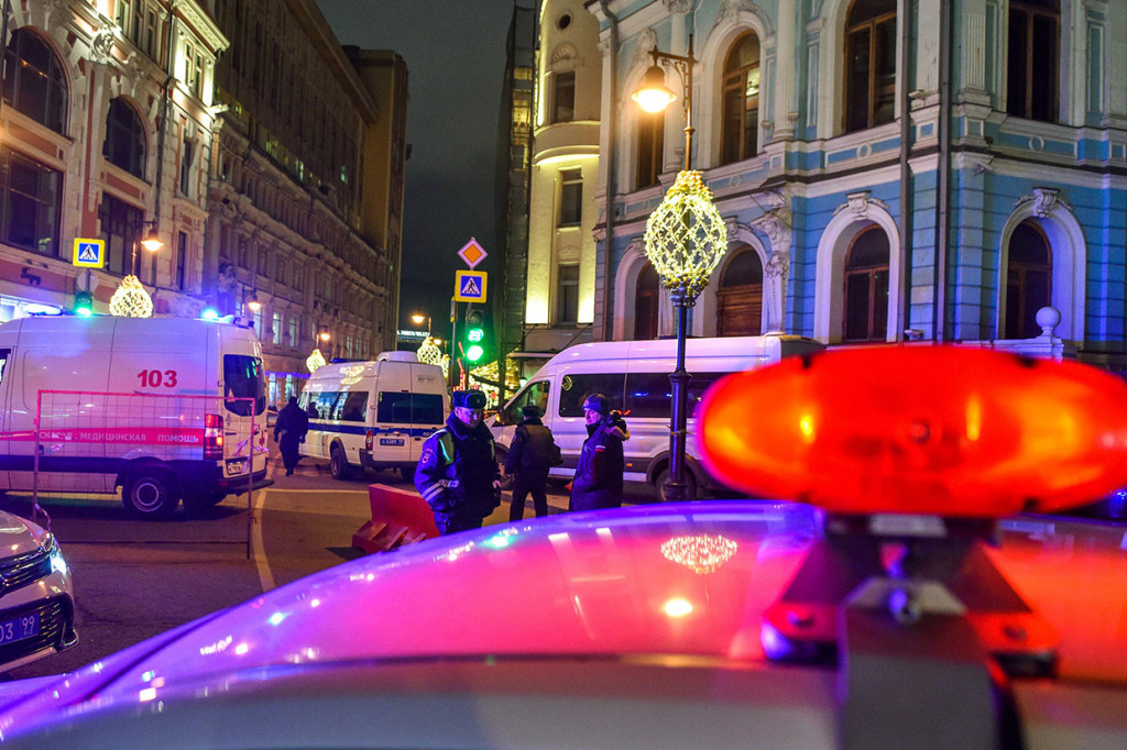 Sedikitnya seorang agen intelijen FSB tewas sementara lima lainnya terluka setelah seorang pria melepaskan tembakan di dekat kantor FSB di Moskow.