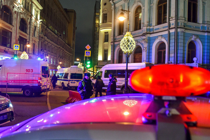 Sedikitnya seorang agen intelijen FSB tewas sementara lima lainnya terluka setelah seorang pria melepaskan tembakan di dekat kantor FSB di Moskow.