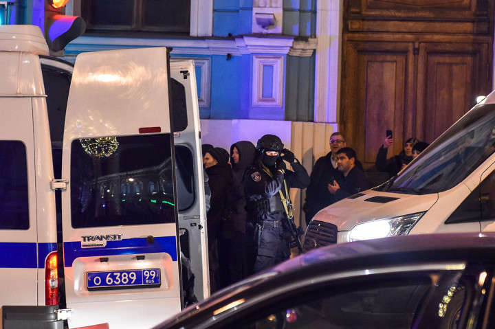 FSB, penerus KGB, mengatakan pelaku tunggal 'dinetralkan' setelah serangan di luar markas intelijen tersebut di Lapangan Lubyanka dekat dengan area perbelanjaan yang sibuk di jantung ibu kota Rusia.