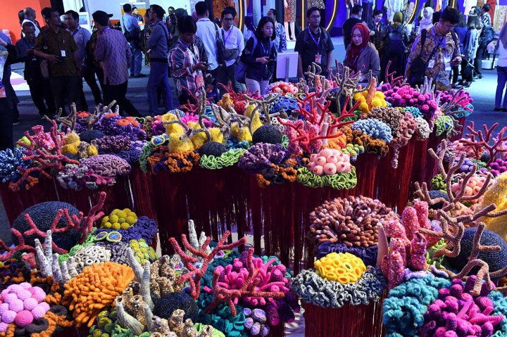 Pameran yang berlangsung hingga 22 Desember itu menampilkan hasil produk dari 150 UMKM binaan Bank BRI dan Rumah Kreatif BUMN (RKB), serta menyediakan layanan konsultasi seputar bisnis, 'branding', 'packaging', perizinan ekspor, hingga perizinan sertifikasi halal.