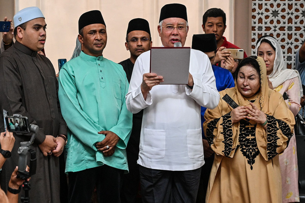 Dia membacakan sumpah laknat tersebut didampingi istri Rosmah Mansor dan putrinya Nooryana Najwa, di Masjid Kampung Baru, Kuala Lumpur, setelah melaksanakan salat Jumat, Jumat, 20 Desember 2019.